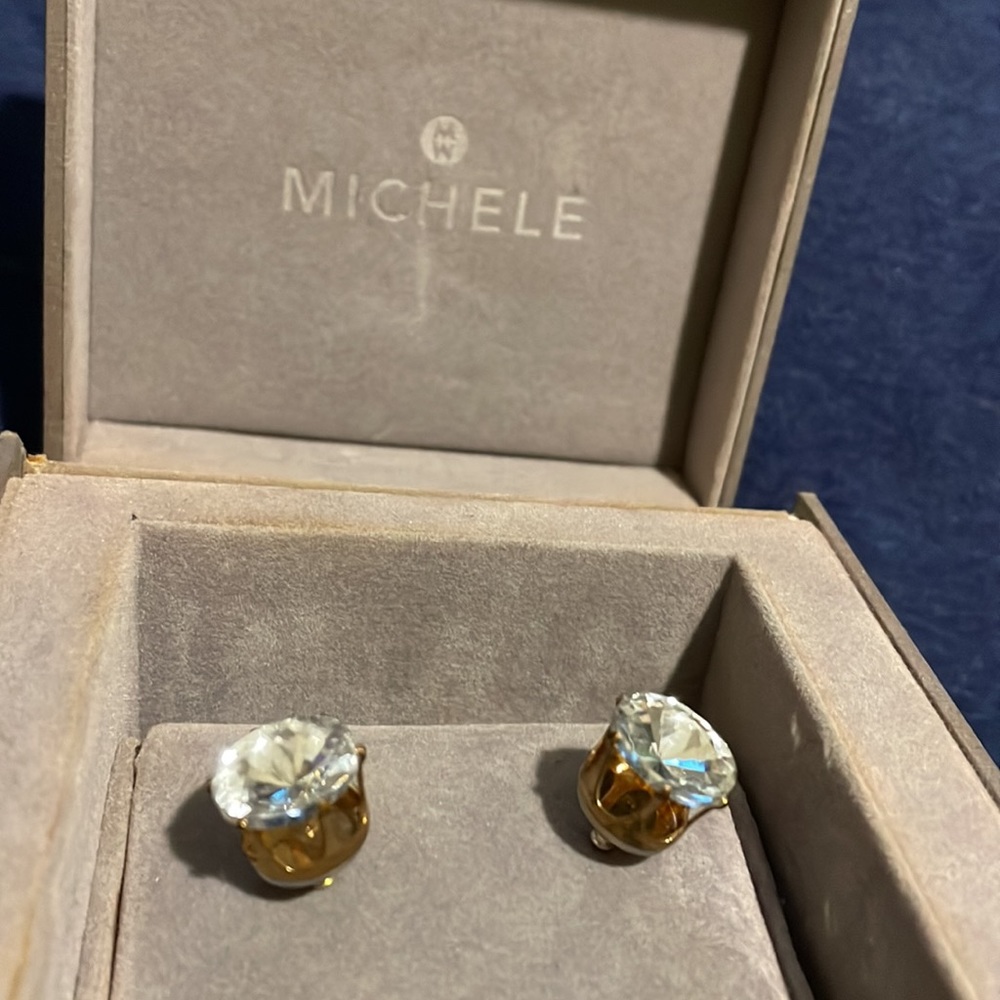 SHINY LARGE Rhinestone stud earrings. Costume jewelry. These are a beauty.🥰✨